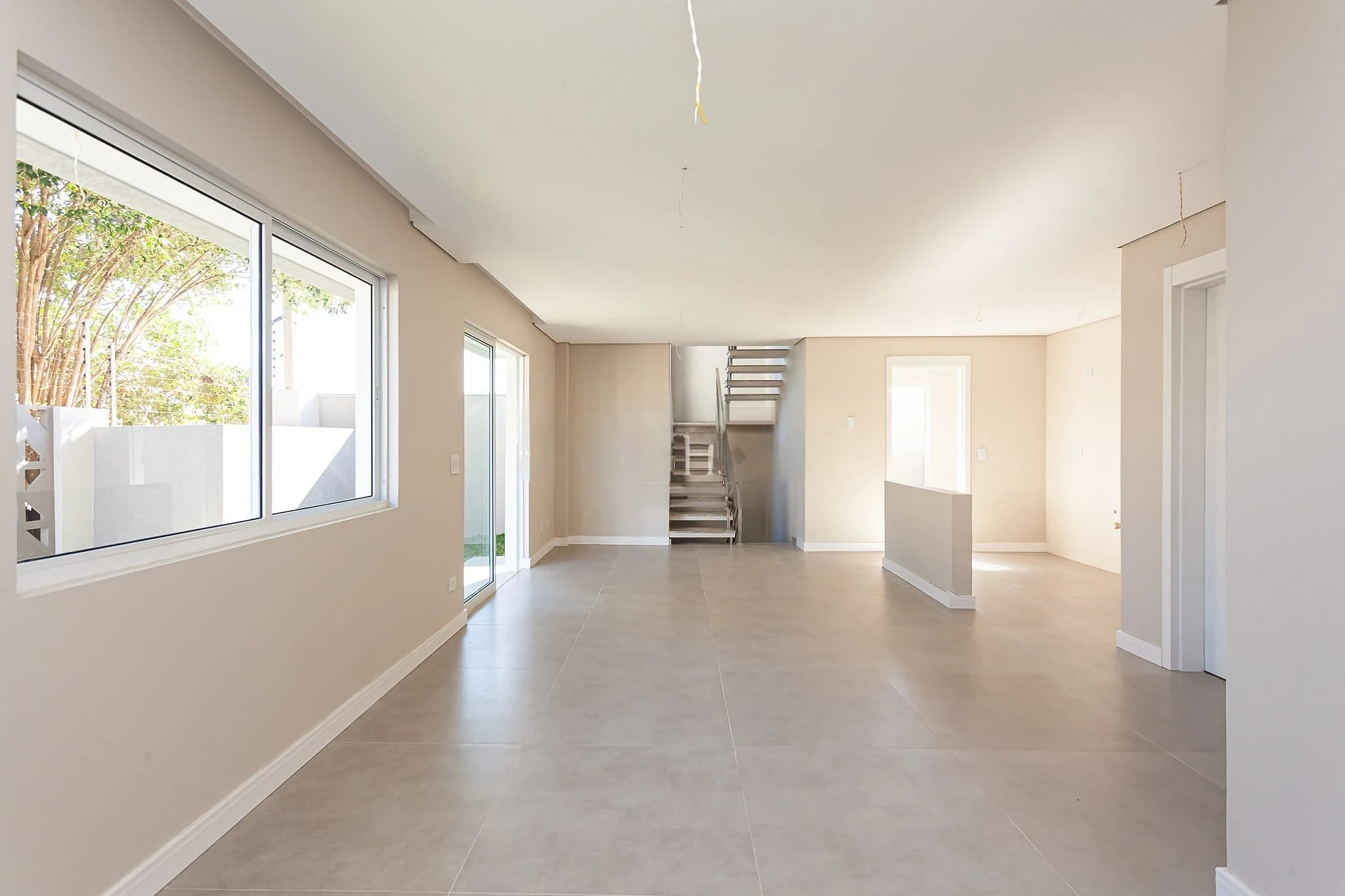 Sala ampla e luminosa com escada