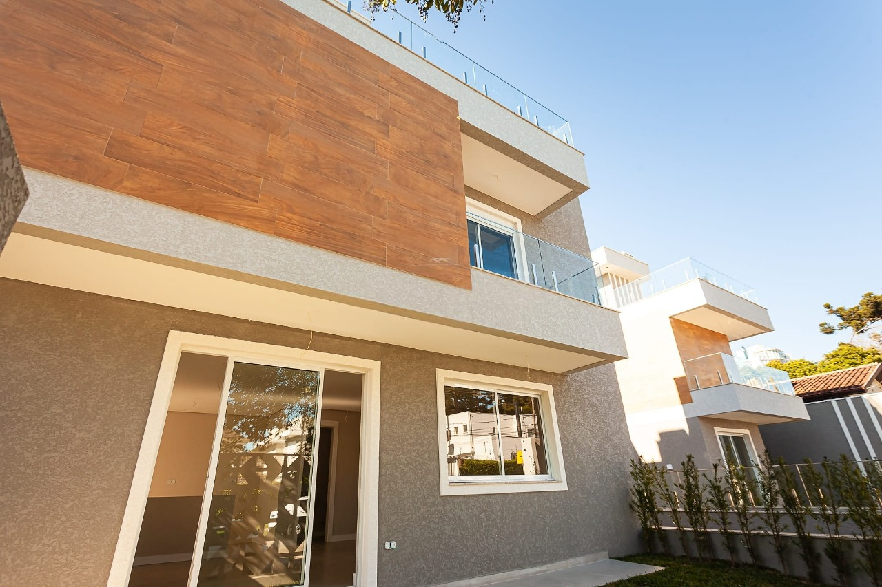 Detalhe da fachada com varanda e revestimento em madeira