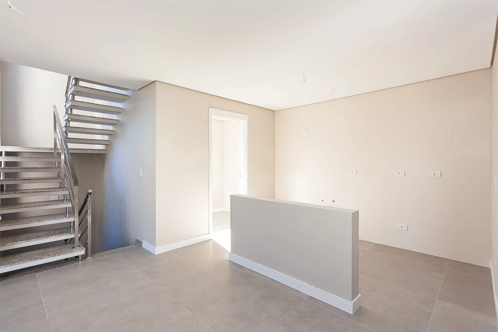 Ambiente interno com escada de metal